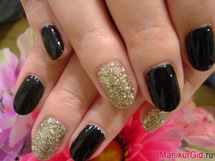 Праздничный маникюр черно золотых тонах