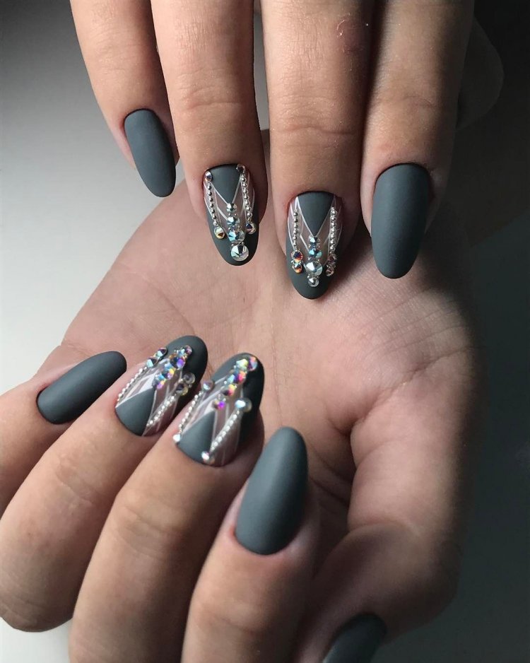 Графитовый маникюр 2020