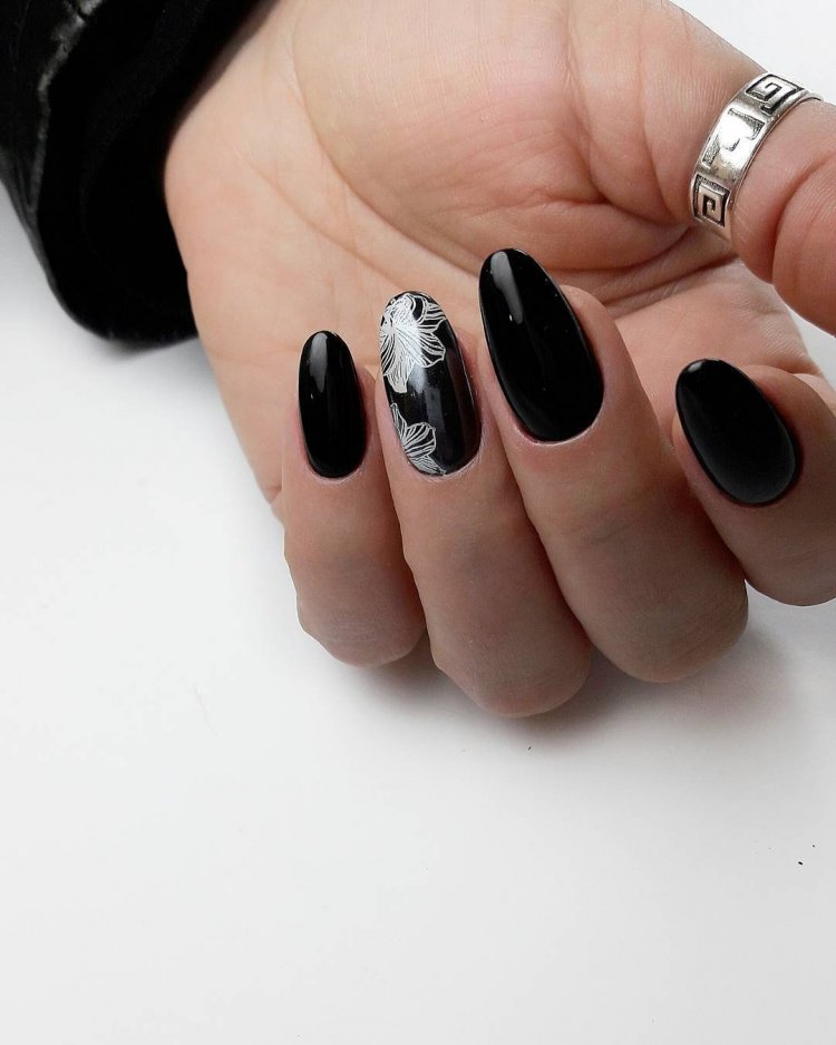 Черный маникюр