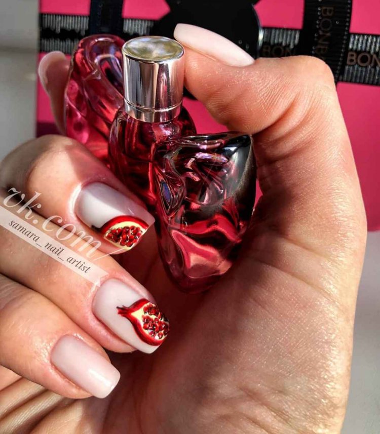 Маникюр под кольцо с гранатом - 49 фото