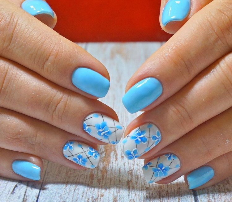 Маникюр на короткие ногти голубого цвета