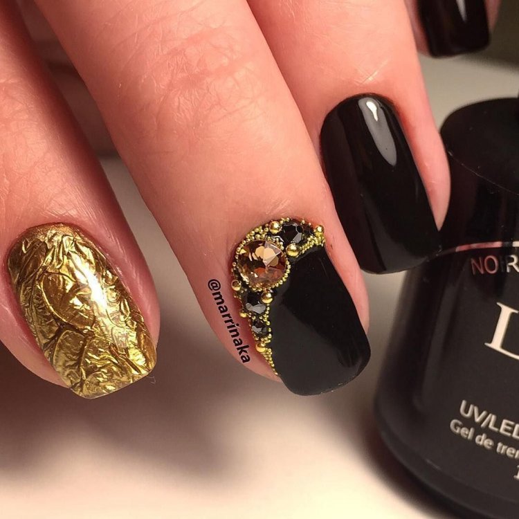 Чёрный с Холотов маникюр