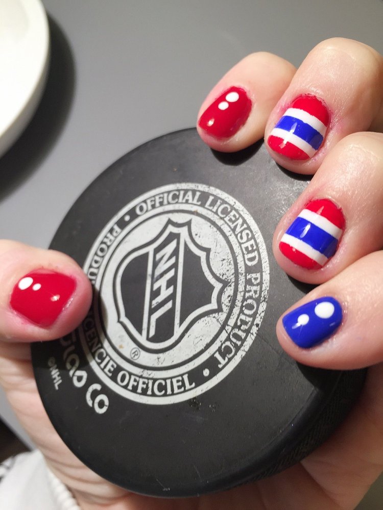 Маникюр с хоккейной тематикой