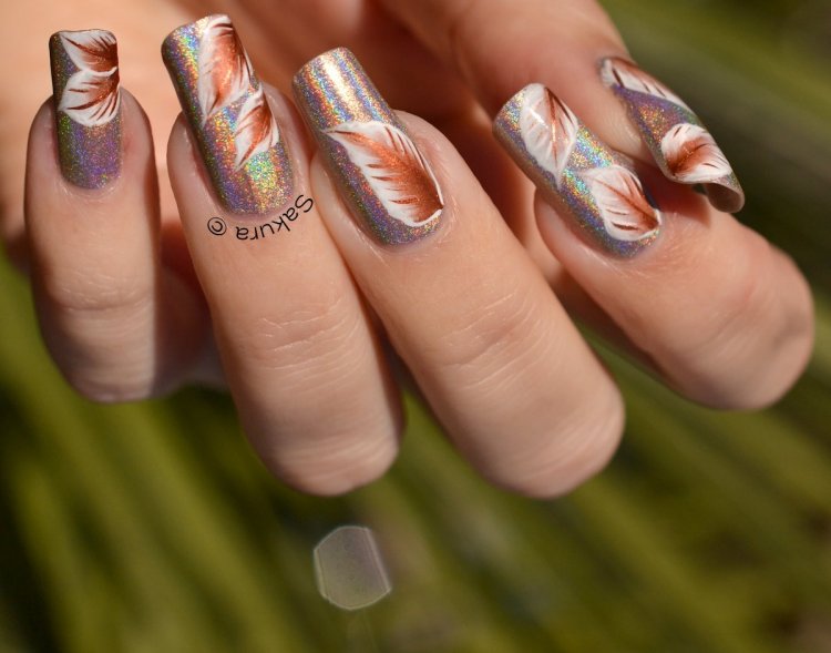 Перо на нігтях