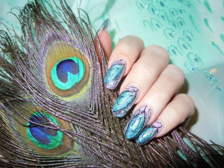 Перо на нігтях