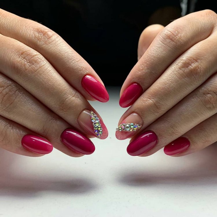 Маникюр под рубиновое кольцо