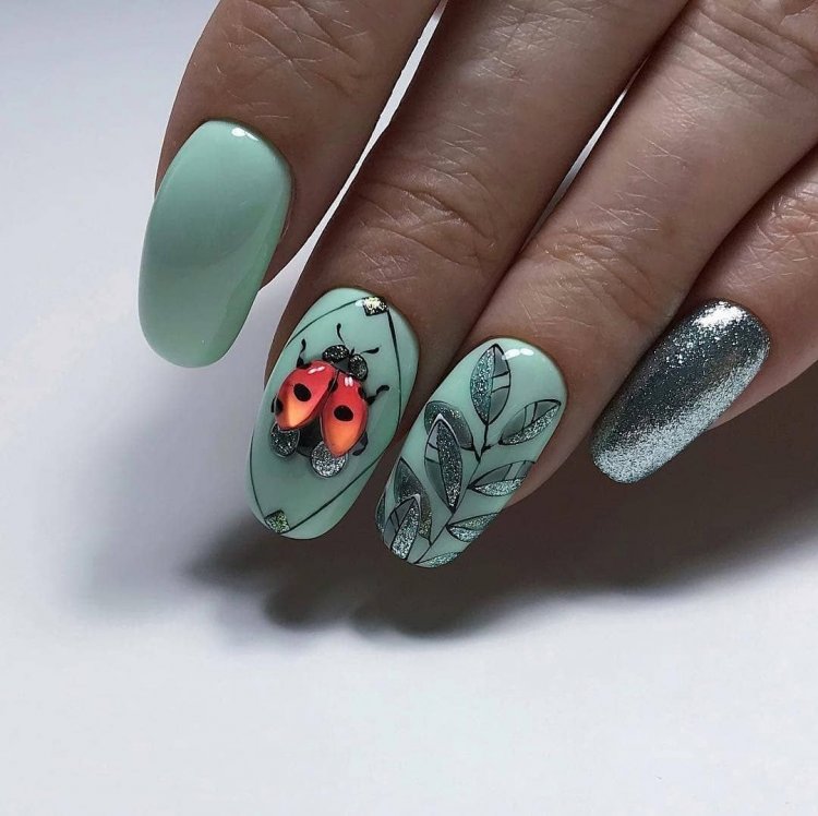 Маникюр с ящеркой