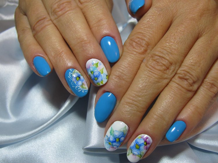 Голубой маникюр с цветами