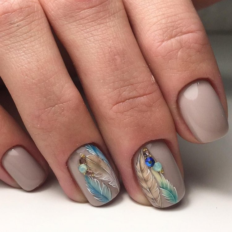 Манікюр з пір'ячком короткі нігті