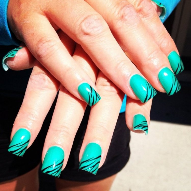 Манікюр з бірюзовим кольором