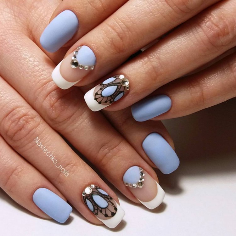 Голубой маникюр с веточкой