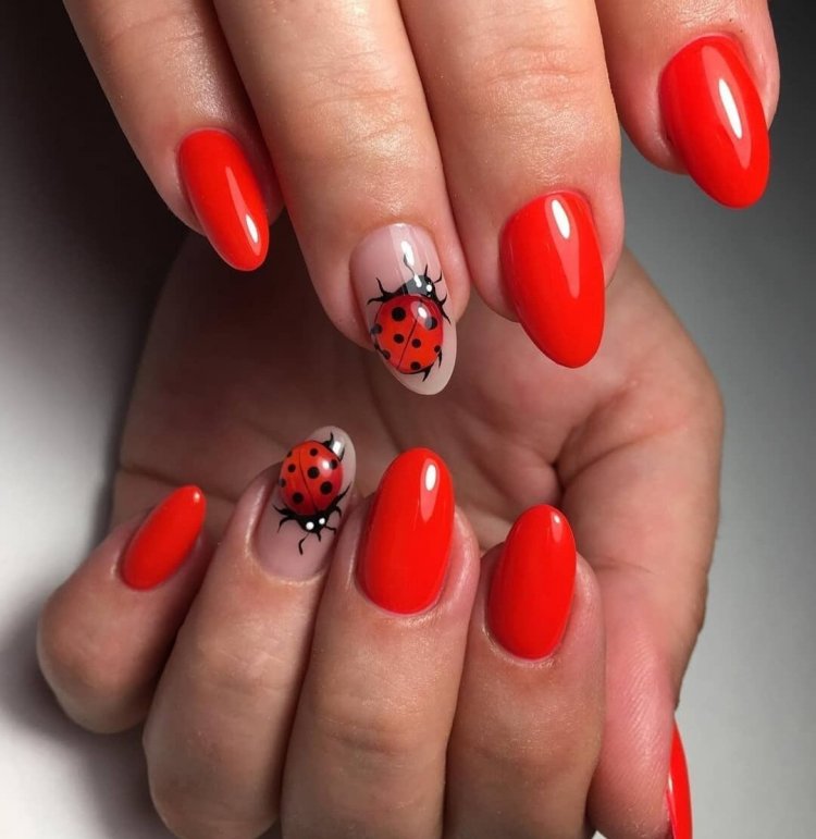 Красивый модный маникюр красный