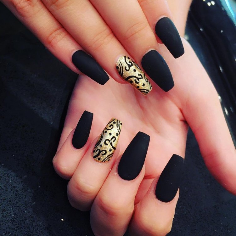 Ногти чёрные матовые с золотом