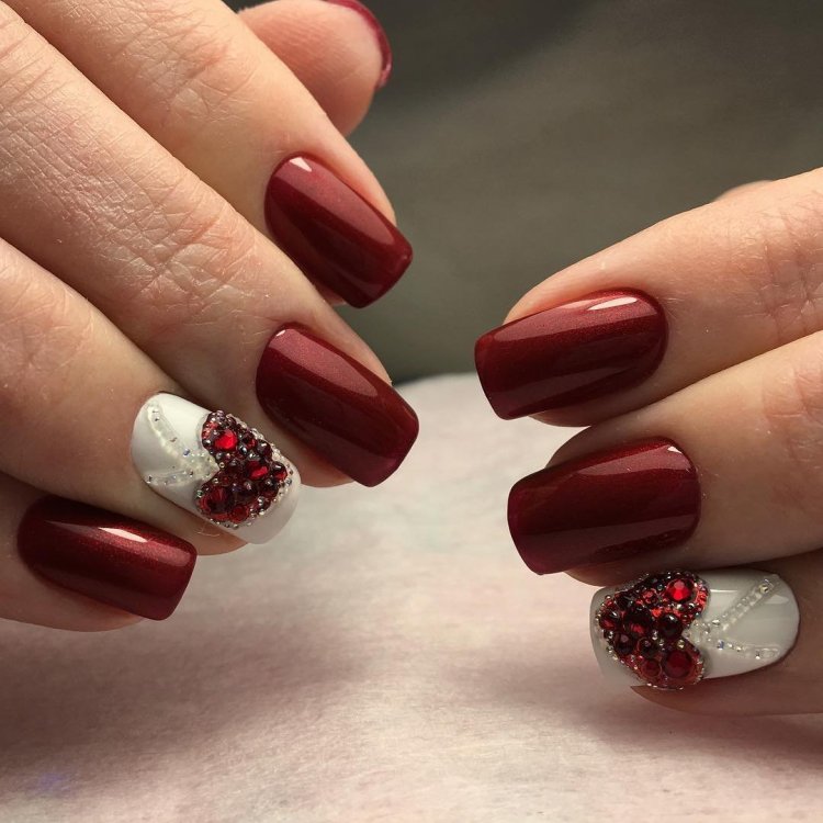 Красивий манікюр у червоних бордових тонах.