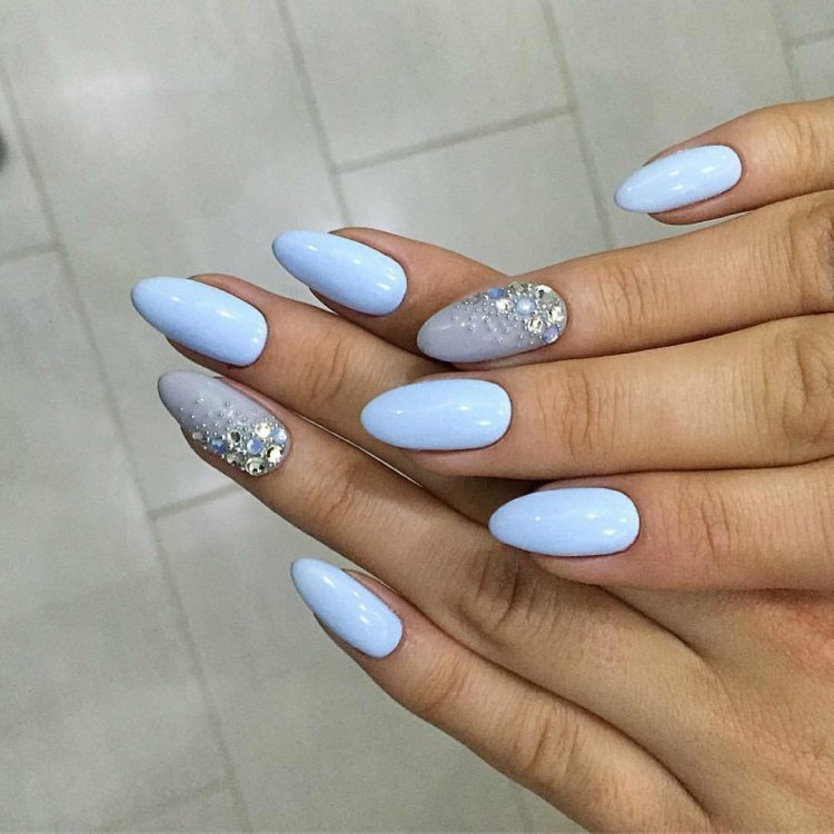 Голубой маникюр