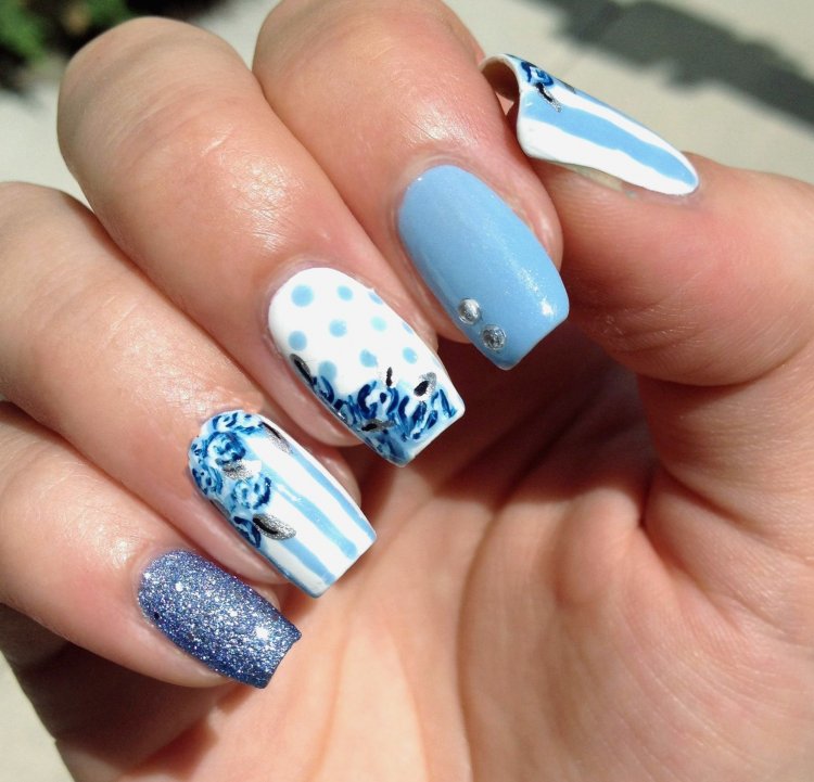 Голубой маникюр с узорами