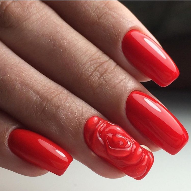 Красный маникюр