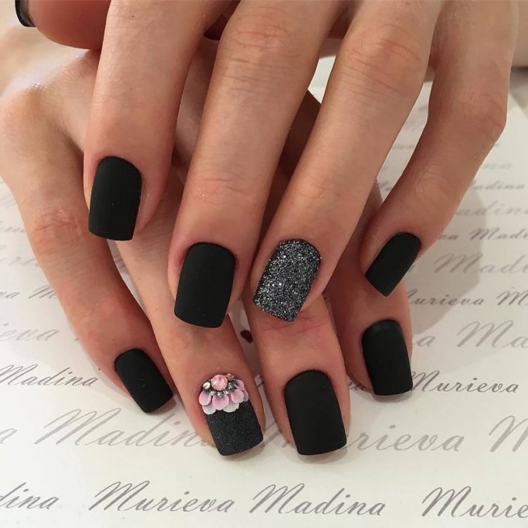 Маникюр черного цвета матовый