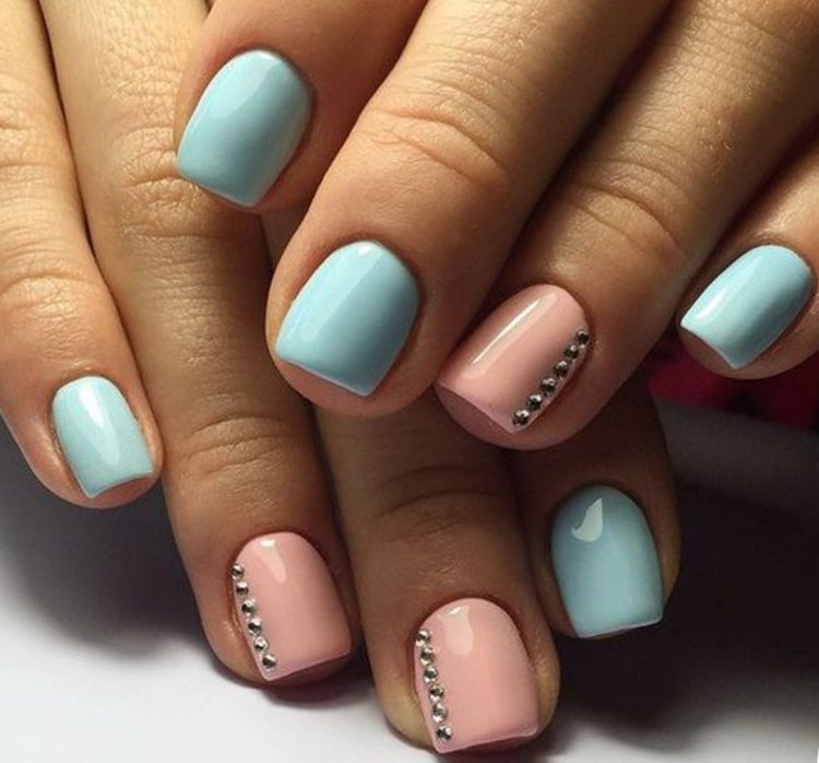 Маникюр розовый с голубююю