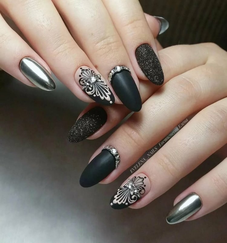 Чёрный маникюр с блёстками на миндаль