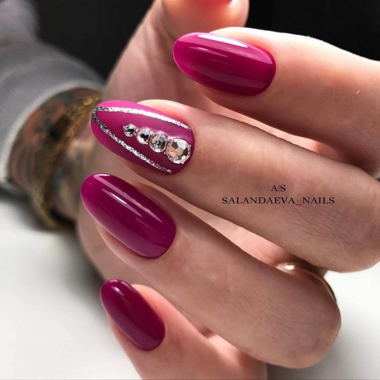 Малиновый маникюр с втиркой