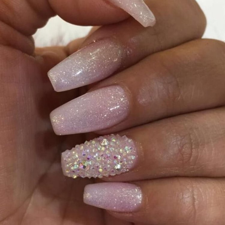 Розовые ногти с блестками
