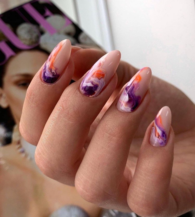 Маникюр с женщиной на ногте