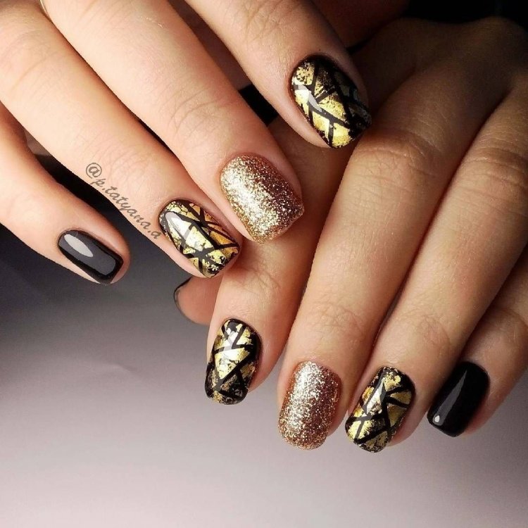 Маникюр серый с золотом