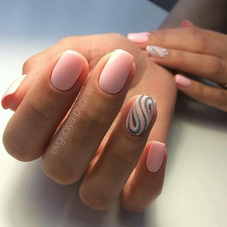 Спокійний незвичайний манікюр