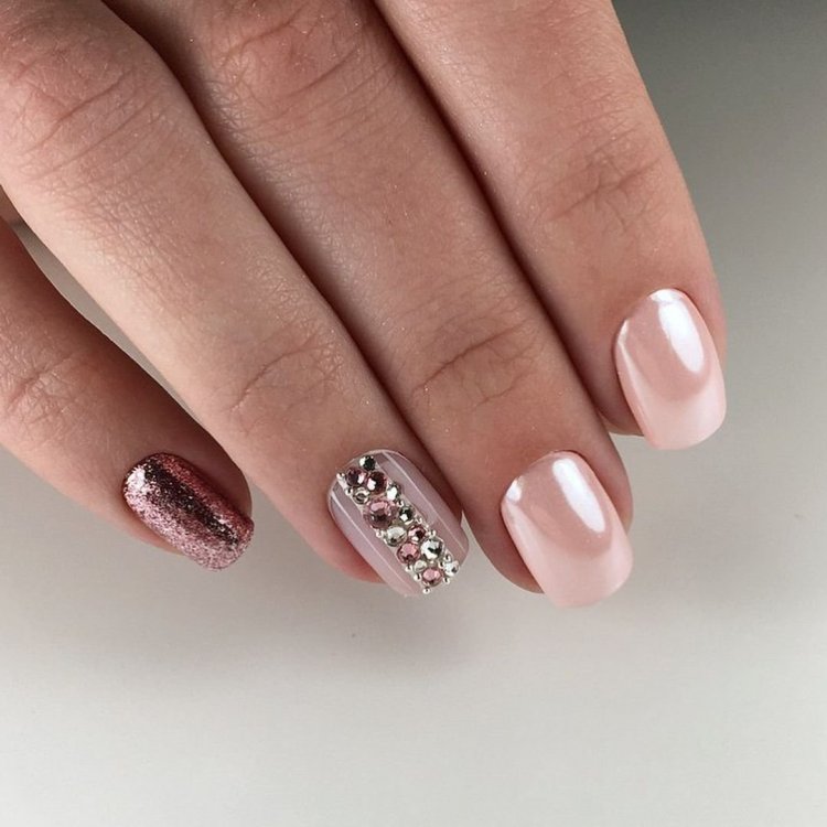 Маникюр на короткие ногти со стр