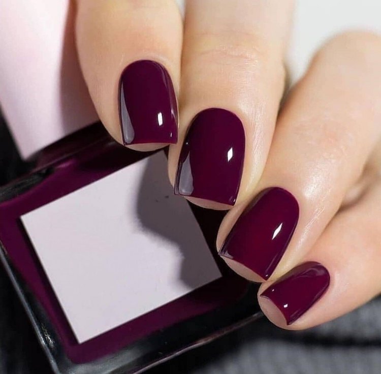 Матові бордові мигдальні нігті.