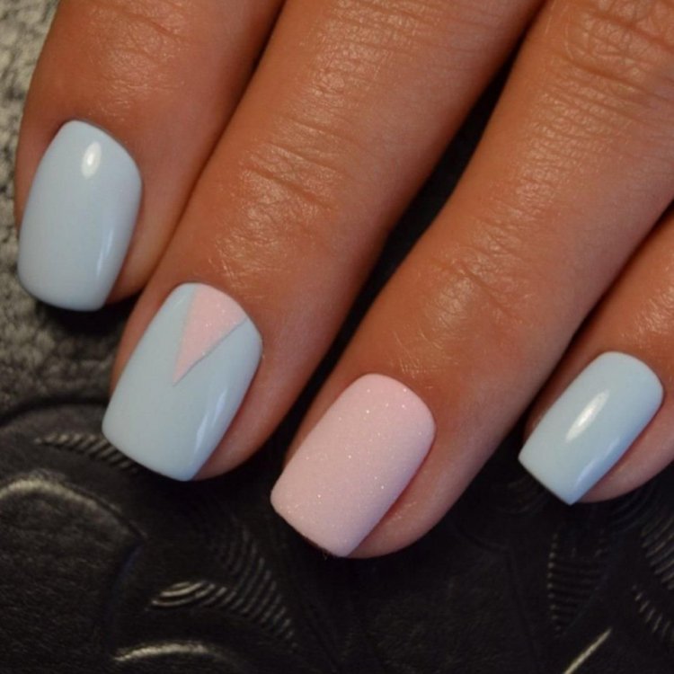 Маникюр бледно-розовый с голубым