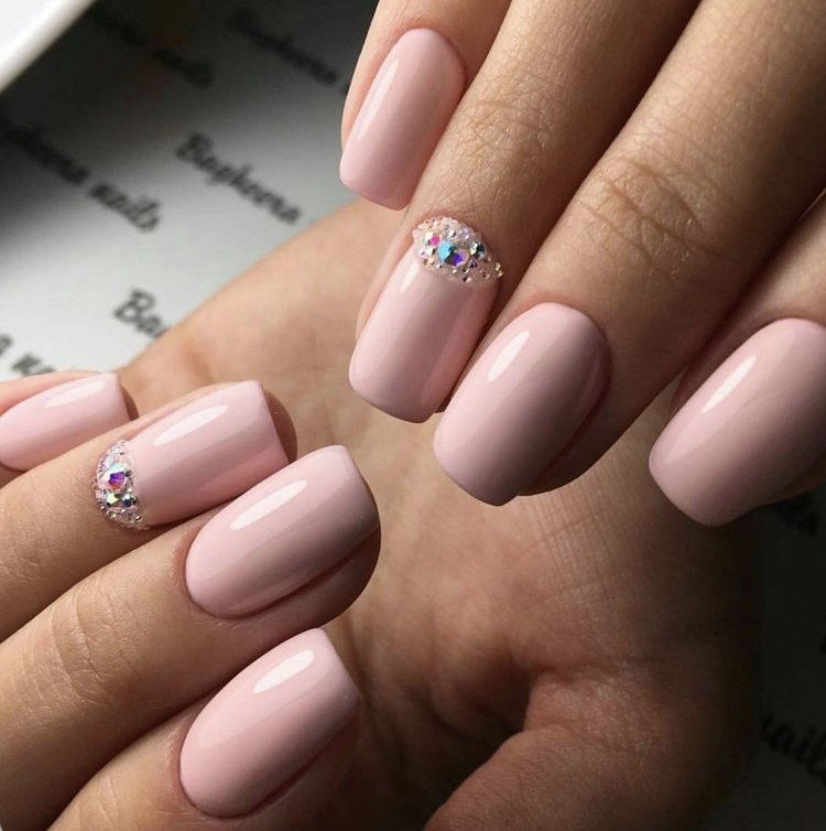 Маникюр нежно розового цвета со стразами