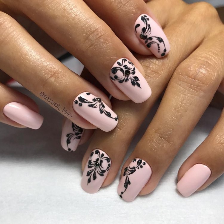 Манікюр із вензелями