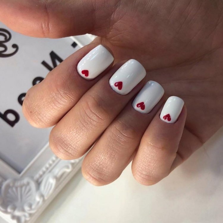 Белые ногти с сердечком