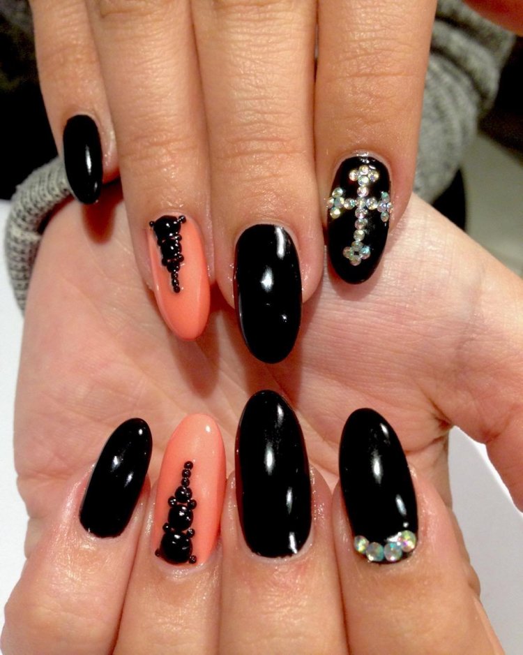 Черно красный маникюр с крестом