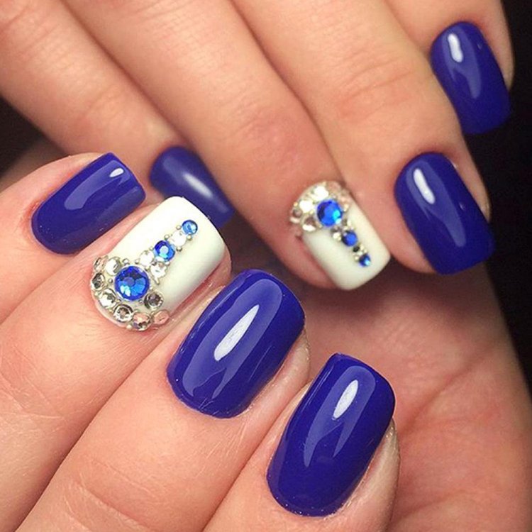 Манікюр на новий рік на короткі нігті синій