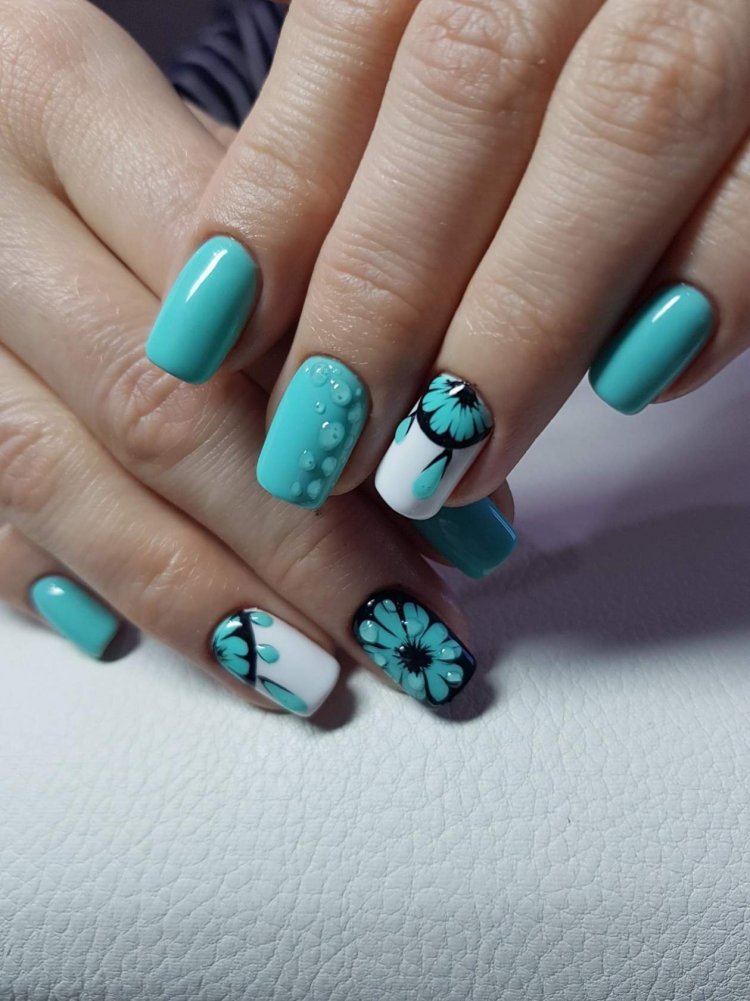 Бірюзові нігті