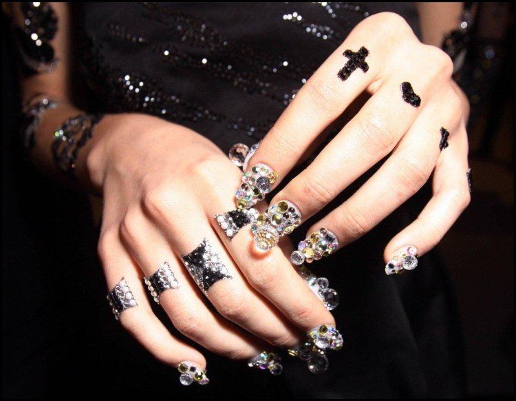 Дизайн ногтей с крестом