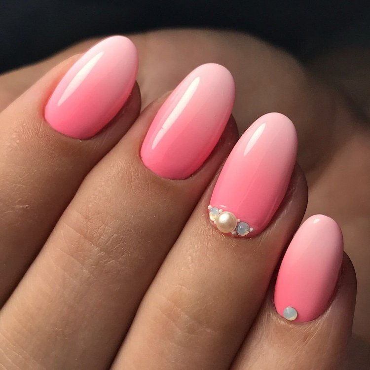 Рожеві нігті