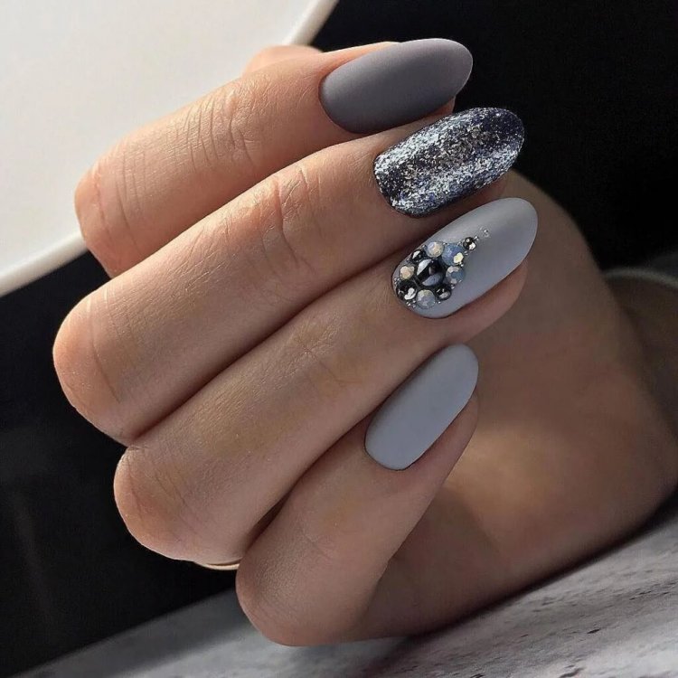 Маникюр под черное вечернее платье