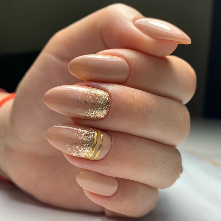 Манікюр бежевий із золотим