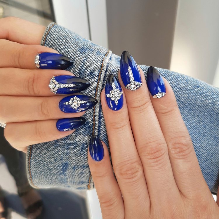 Маникюр под синее платье