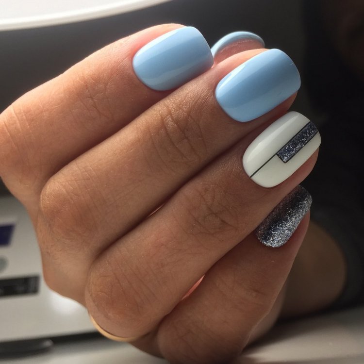 Маникюр в бело голубых тонах