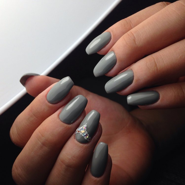 Красивый маникюр серого цвета
