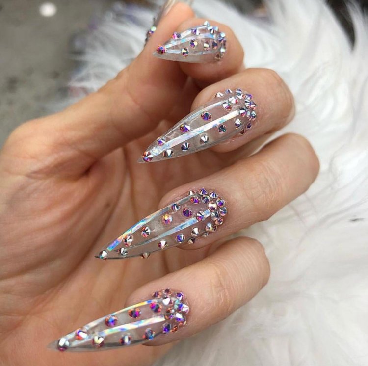 Острые ногти со стразами