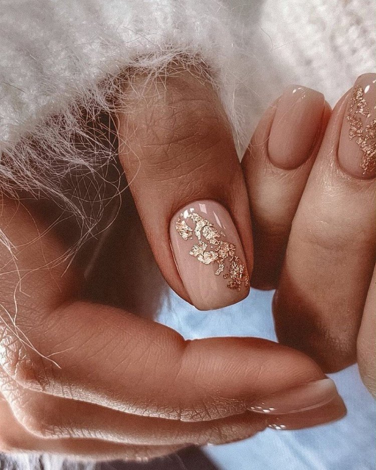 Телесный маникюр на короткие ногти