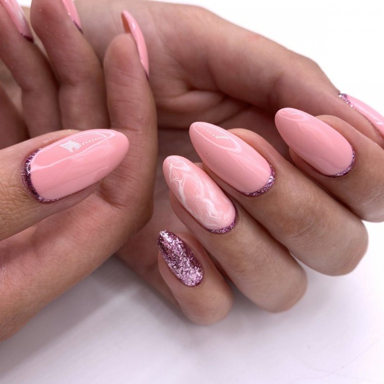 Розовый маникюр
