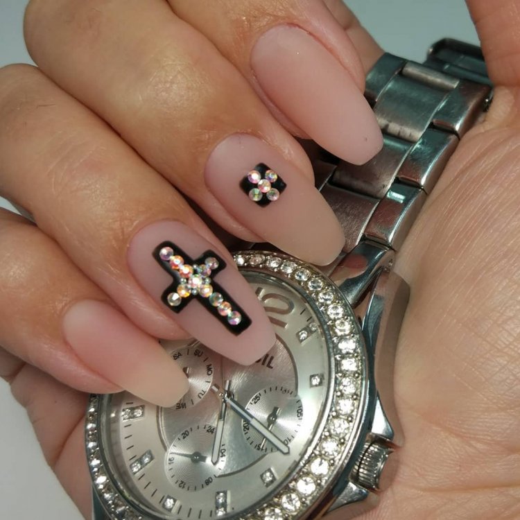 Крест из страз на ногтях