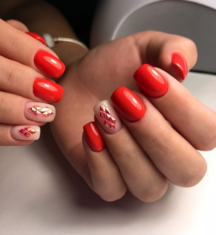 Красивий червоний манікюр на короткі нігті.